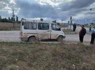 Çorum'da otomobil ile minibüs çarpıştı: 6 yaralı