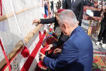 Türk bayrağı için ilk ilmek Vali Süleyman Elban'dan