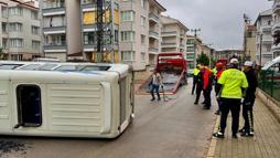 Çarpışan 2 minibüsten biri devrildi: 16 yaralı