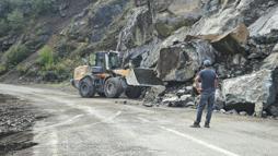 Artvin'de heyelan nedeniyle köy yolu ulaşıma kapandı