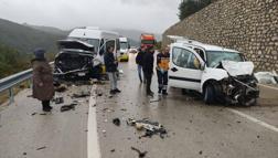 Yolcu minibüsüyle hafif ticari araç kafa kafaya çarpıştı: 1 ölü, 10 yaralı