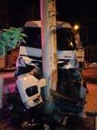 Kızıltepe’de elektrik direğine çarpan kamyonun şoförü yaralandı