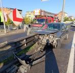 Bariyerlerin saplandığı otomobildeki çift yaralandı