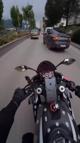 Şerit değiştiren araçtan motosikletiyle kaçarken başka otomobile çarptı