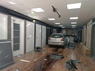 Otomobil, parke ve kapı satışı yapılan iş yerine daldı