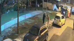 Sultangazi’de park ettikleri aracın yanındaki ‘yaya geçidi’ levhasını söktüler