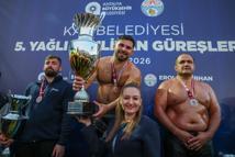 Başkan Vekili Özdemir, kadın muhtarlarla güreşleri izledi