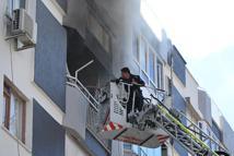 Apartman dairesindeki yangın büyümeden söndürüldü