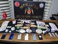 İzmir’de silah ticareti ve uyuşturucu operasyonu: 5 gözaltı