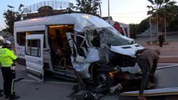 Arnavutköy'de servis minibüsü park halindeki hafriyat kamyonuna çarptı: 9 yaralı