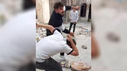 Şanlıurfa’da metruk evde 1 kişi, 4 kişiyi darbetti: O anlar kamerada