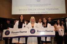 Akdeniz Üniversitesi'nden 330 hekim adayı beyaz önlüklerini giydi