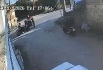 Motosiklet, traktöre ardından durağa çarptı; sürücünün ağır yaralandığı kaza kamerada