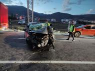 Bingöl’de otomobil aydınlatma direğine çarptı: 3 yaralı