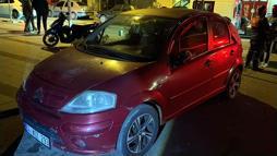 2 araca çarpan sürücü otomobilini bırakıp kaçtı; 1 yaralı