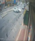 Arnavutköy'de 2 otomobilin çarpıştığı kaza kamerada
