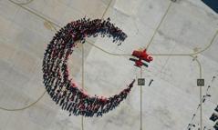 Cumhuriyet Bayramı'na özel koreografi; insanlar hilal, akrobasi uçağı yıldız oldu