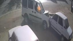 Ehliyetsiz sürücünün kontrolünden çıkan hafif ticari araç, 2 otomobile çarptı; kaza kamerada
