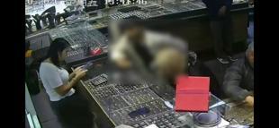Kuyumculara sahte altın satan şüpheliler, şampiyon güreşçinin ihbarıyla yakalandı