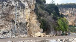 Amasra'da yola kaya parçaları düştü