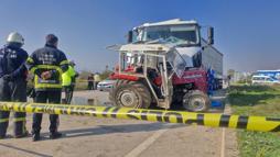 Askeri malzeme taşıyan TIR'la traktör çarpıştı: 1 ölü, 1 yaralı