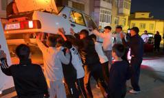 Kız istemeye gittikleri mahallede meşaleler yakıp, çekicideki otomobile patinaj yaptırdılar