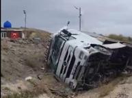 Ankara’da TIR devrildi sürücüsü yaralandı