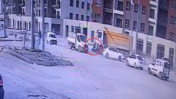 Hafriyat kamyonuyla çarpışan motosikletin sürücüsünün öldüğü kaza kamerada
