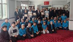 Erkek hafızların belge sevinci