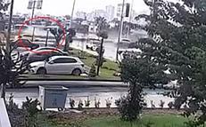 Otomobilin direğe çarptığı, sürücünün öldüğü kaza kamerada