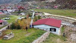 Gelenek yine bozulmadı; kış öncesi minareyi yatırdılar