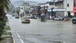 Bodrum'da sağanak; cadde ve sokaklar göle döndü, araçlar yolda kaldı (2)