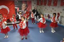 Kuşadası'nda minik kalpler cumhuriyet için attı