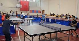 Sporcular badminton ve masa tenisi turnuvasında buluştu