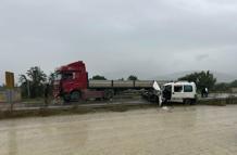 TIR ile hafif ticari araç kafa kafaya çarpıştı: 1 ölü, 1 ağır yaralı