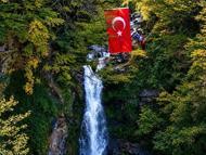Giresun'da şelale üzerinde Cumhuriyet kutlaması