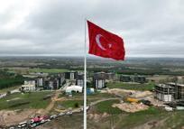 Çerkezköy’de dev Türk Bayrağı, törenle göndere çekildi