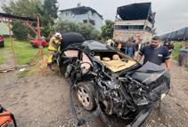 Hemzemin geçitte, tren otomobile çarptı; 2 yaralı