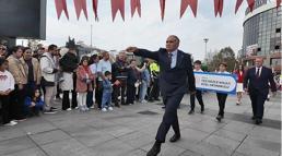 Beden eğitimi öğretmeninin tören yürüyüşü alkış topladı