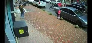 Çekmeköy'de aküsü değiştirilen motosiklet hareket etti; yardım ederken yere düştü