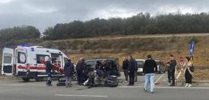 Hafif ticari araçla motosiklet çarpıştı; 2 yaralı