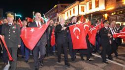Isparta'da binlerce kişi fener alayında yürüdü