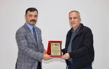 Kahta Kaymakamı'ndan DHA'ya plaket