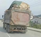Yükü kasaya sığmayan kamyon trafikte tehlike oluşturdu