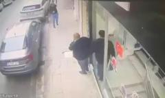 Zeytinburnu'nda esnaf kendisini tehdit eden saldırganı silahla yaraladı; güvenlik kamerası görüntüleri ortaya çıktı