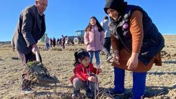 Köyde içme suyu sorunu çözülünce kadınlar hatıra ormanı kurdu