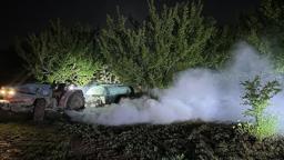 Çiftçiler, zirai dona karşı traktörlerle sis bulutu oluşturup sabaha kadar nöbet tutuyor