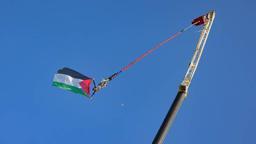 Bungee jumping yapan kişi 70 metre yükseklikte Filistin bayrağı açtı