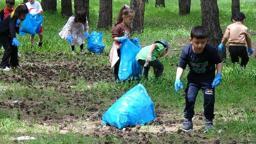 Minikler, çöp toplayarak doğayı 'tedavi ettiler'
