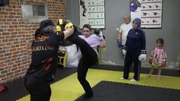 Kendilerini savunmak isteyen 3 kuşak aile üyeleri, kick boksa başladı